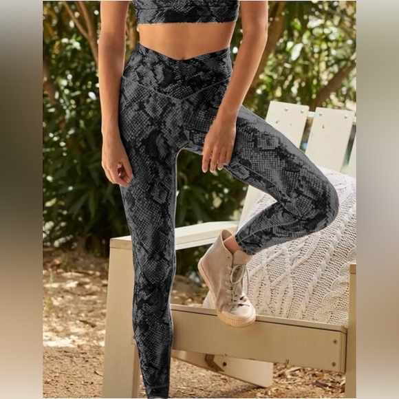 aerie Pants - OFFLINE by Aerie | Crossover Waist Snakeskin Print Leggings Grey/Black | Medium